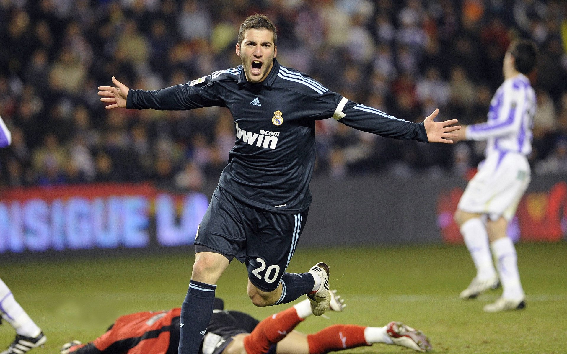 中超积分榜竞争白热化争冠与保级悬念并存,中超最终积分