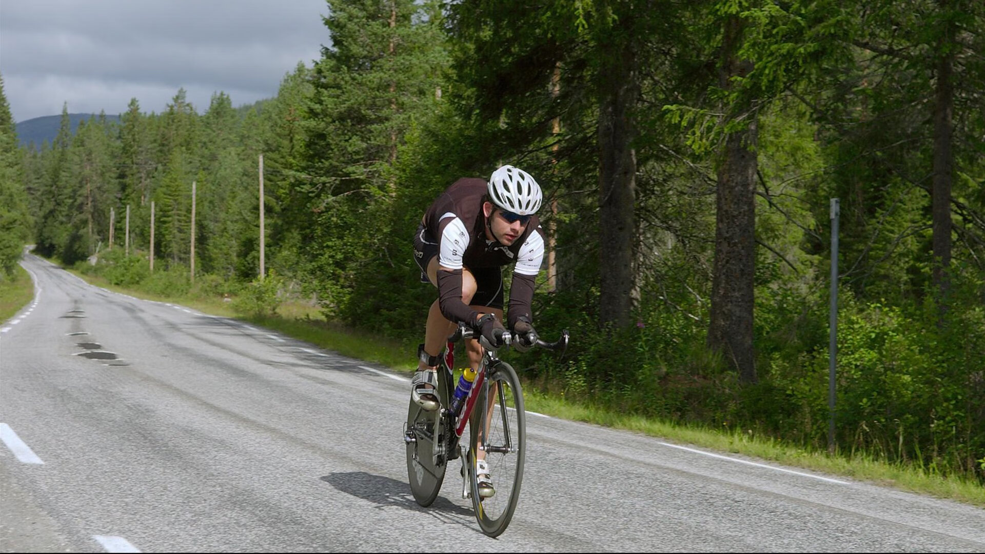 九游体育app下载-伊利亚·哈伦以速度征服赛道，伊利亚特中海伦